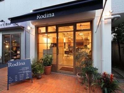 Rodina - 紺で統一されたテントと看板はまるでフランスのカフェ！？