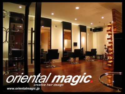 oriental magic - ブラックとウッドを基調とした、モダンな店内。