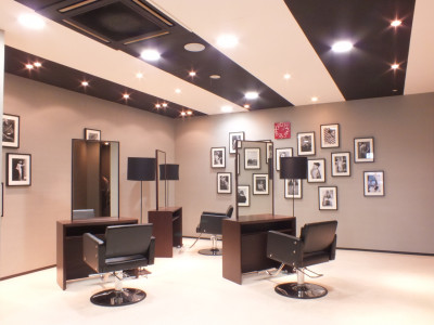 Hair&Make cura 東峰店 - シックな雰囲気の店内