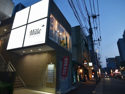 Mille Hair Design Atelier - Milleの外観。大きな看板が特徴的な建物です。