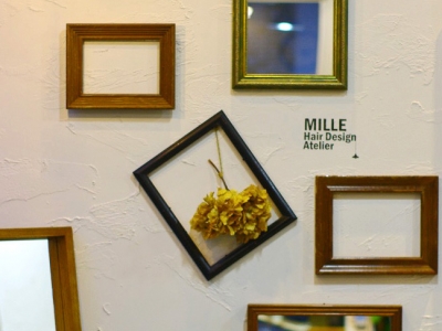 Mille Hair Design Atelier - 大きな本棚や壁の装飾で彩られています。 遊び心を散りばめた空間です。