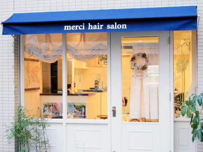 merci hair salon - お店の外観、カフェみたいな外観ですね