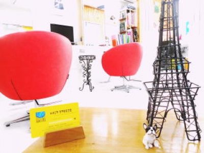 HAIR BREEZE - ５階の本店BREEZE　白い清潔感ある店内に　大きな可愛い赤い椅子４席