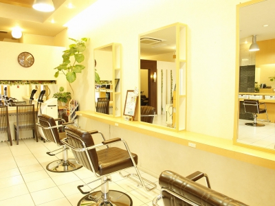 & again HAIR DESIGN 緑橋 - 大阪市東成区の美容室アンドアゲイン緑橋カット施術スペース右