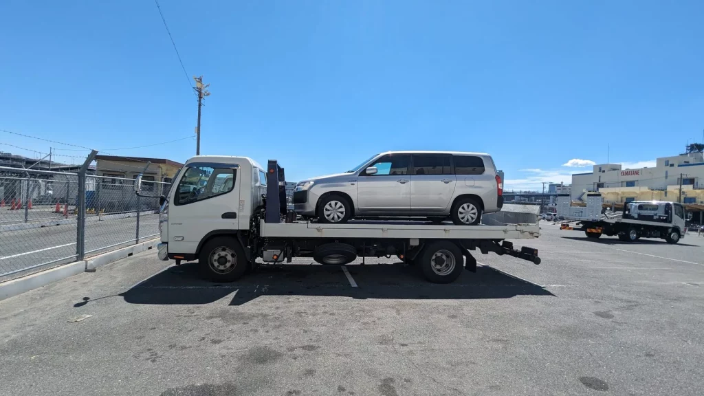 積載車が車を運んでいる様子。横からの画像