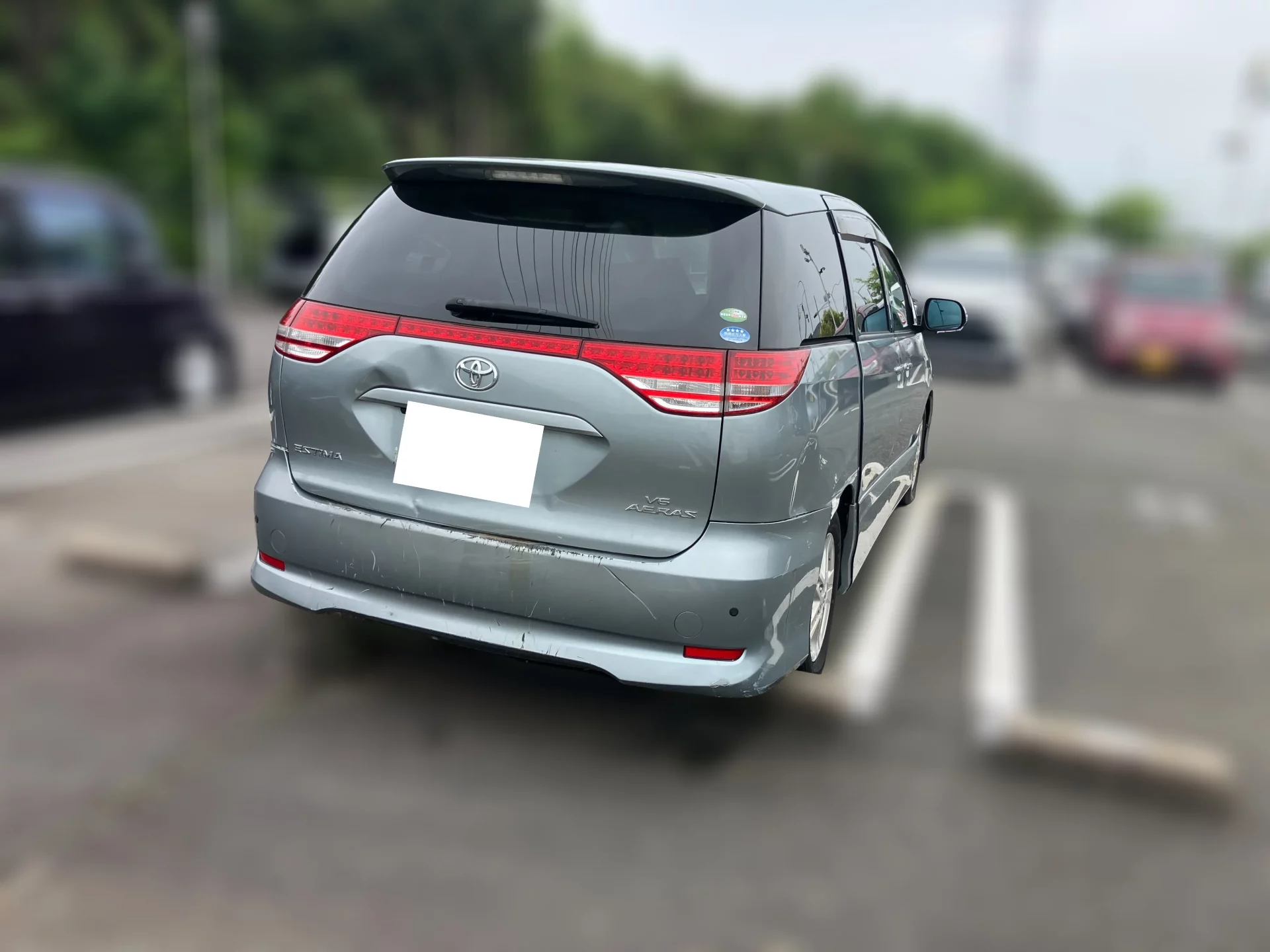 傷だらけの車の買取実績①:トヨタ エスティマ_後ろからの画像