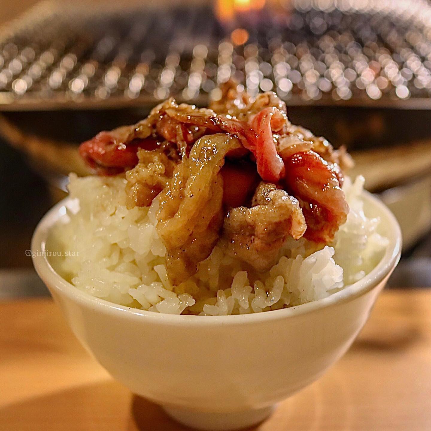 キンキン麦酒とプリッと小腸 近江牛畜産さかえ