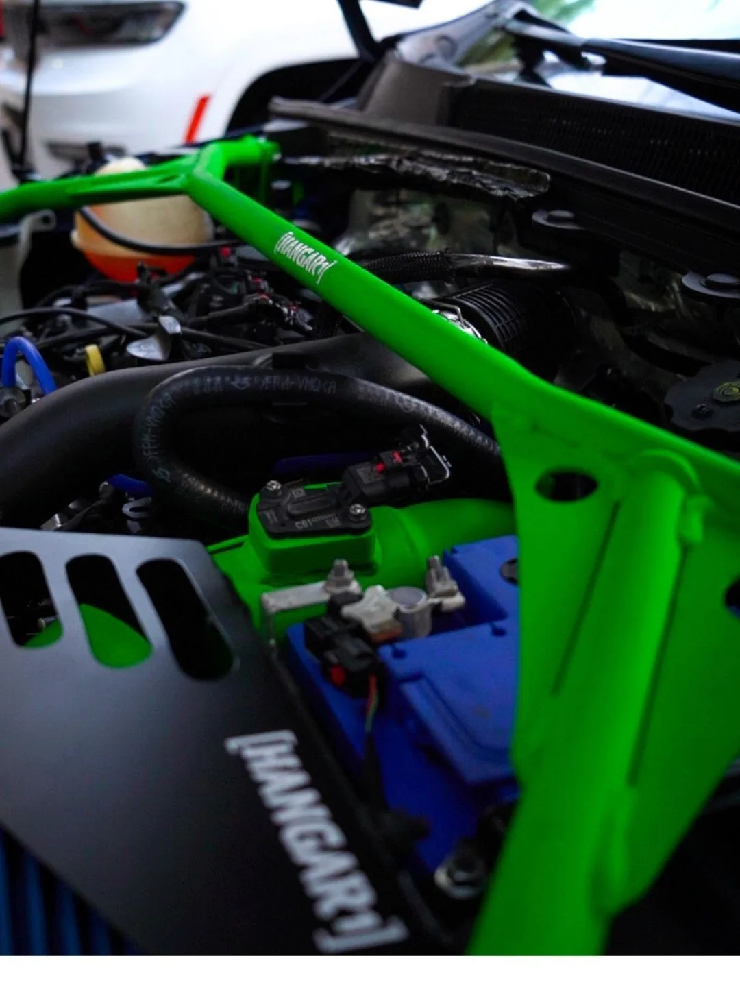 Barra strut de refuerzo de chasis instalada en Chevrolet Onix