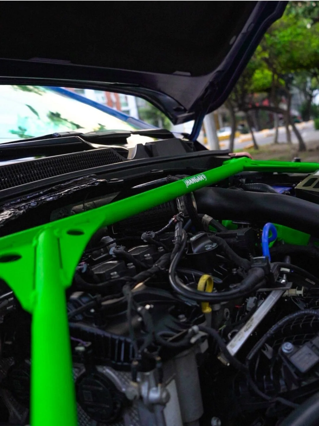 Barra strut de refuerzo de chasis instalada en Chevrolet Onix