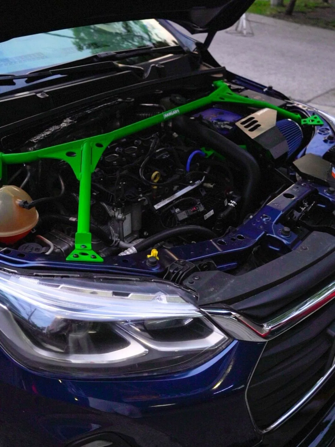 Barra strut de refuerzo de chasis instalada en Chevrolet Onix