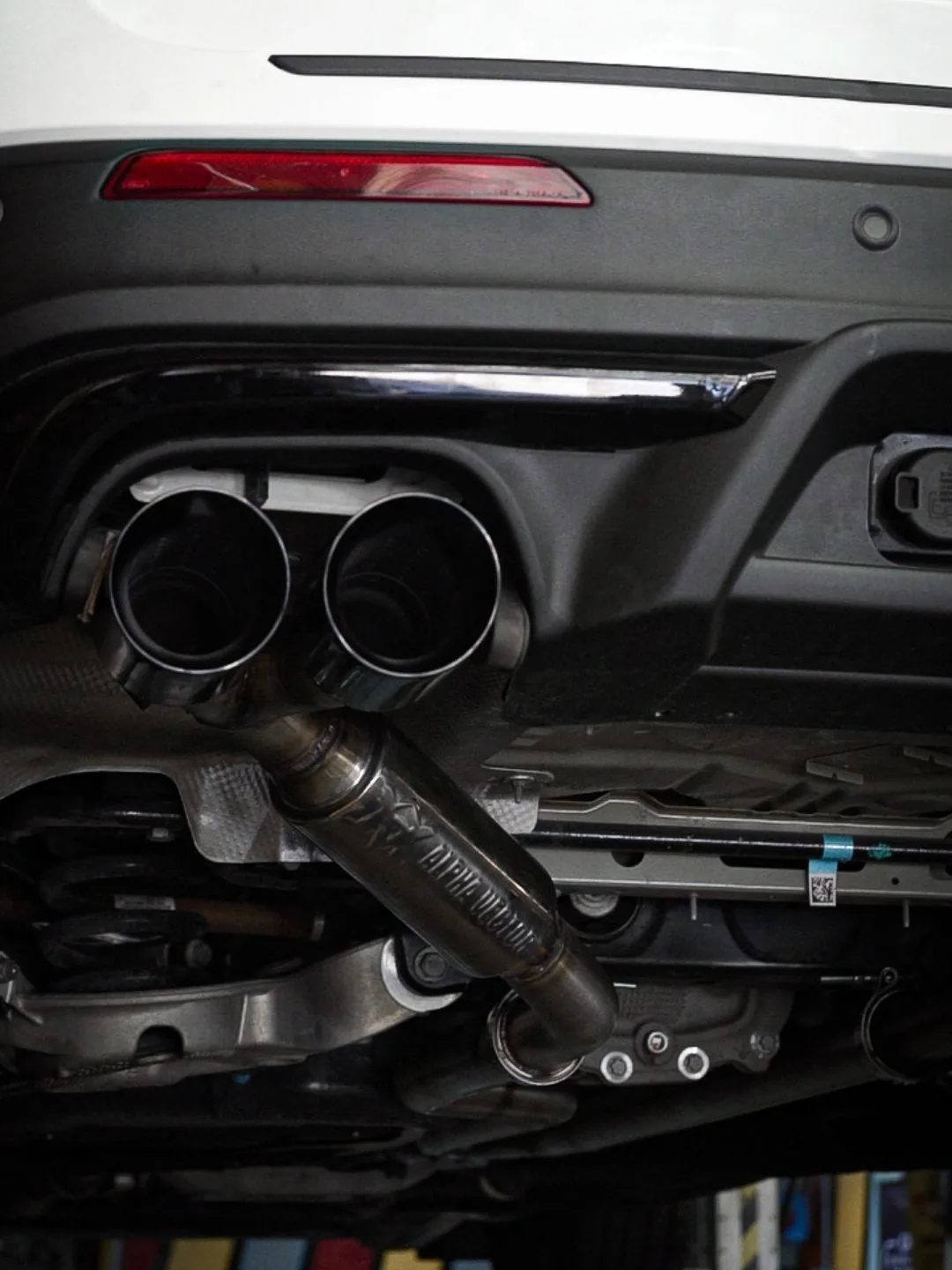 Sistema catback de acero inoxidable instalado en Ford Explorer ST