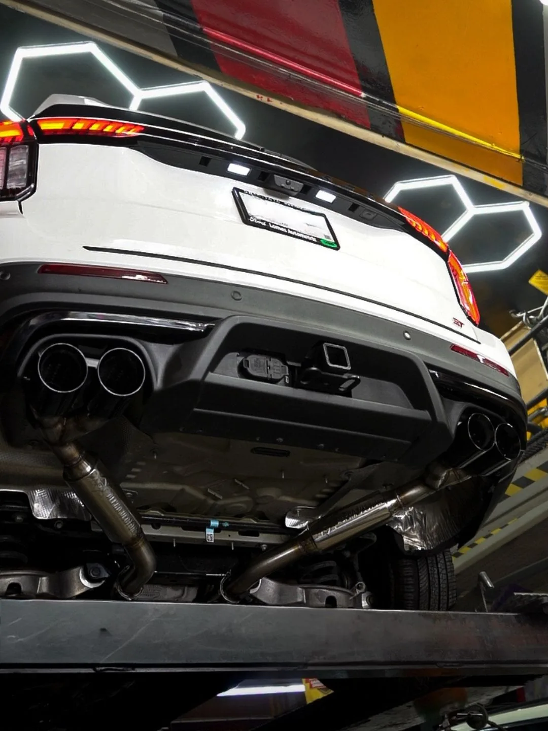 Sistema catback de acero inoxidable instalado en Ford Explorer ST