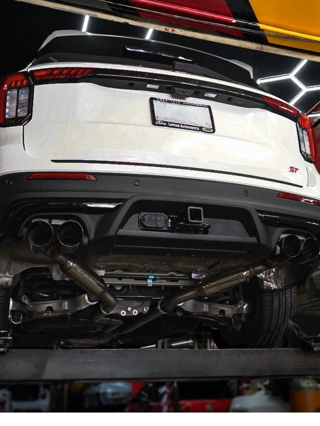 Sistema catback de acero inoxidable instalado en Ford Explorer ST