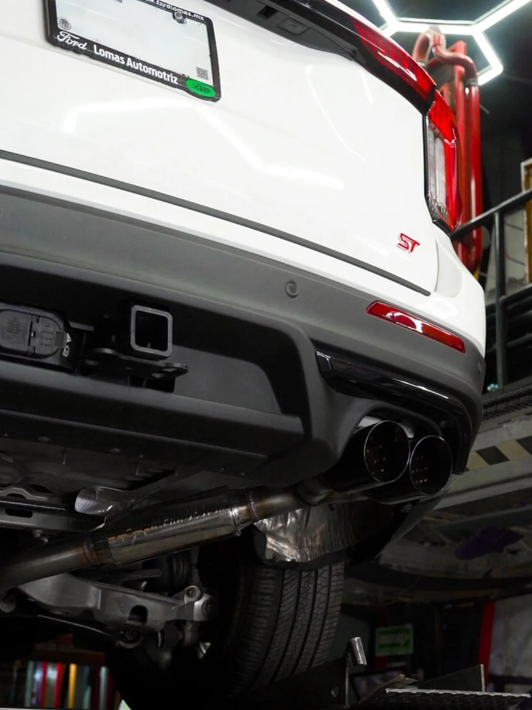 Sistema catback de acero inoxidable instalado en Ford Explorer ST
