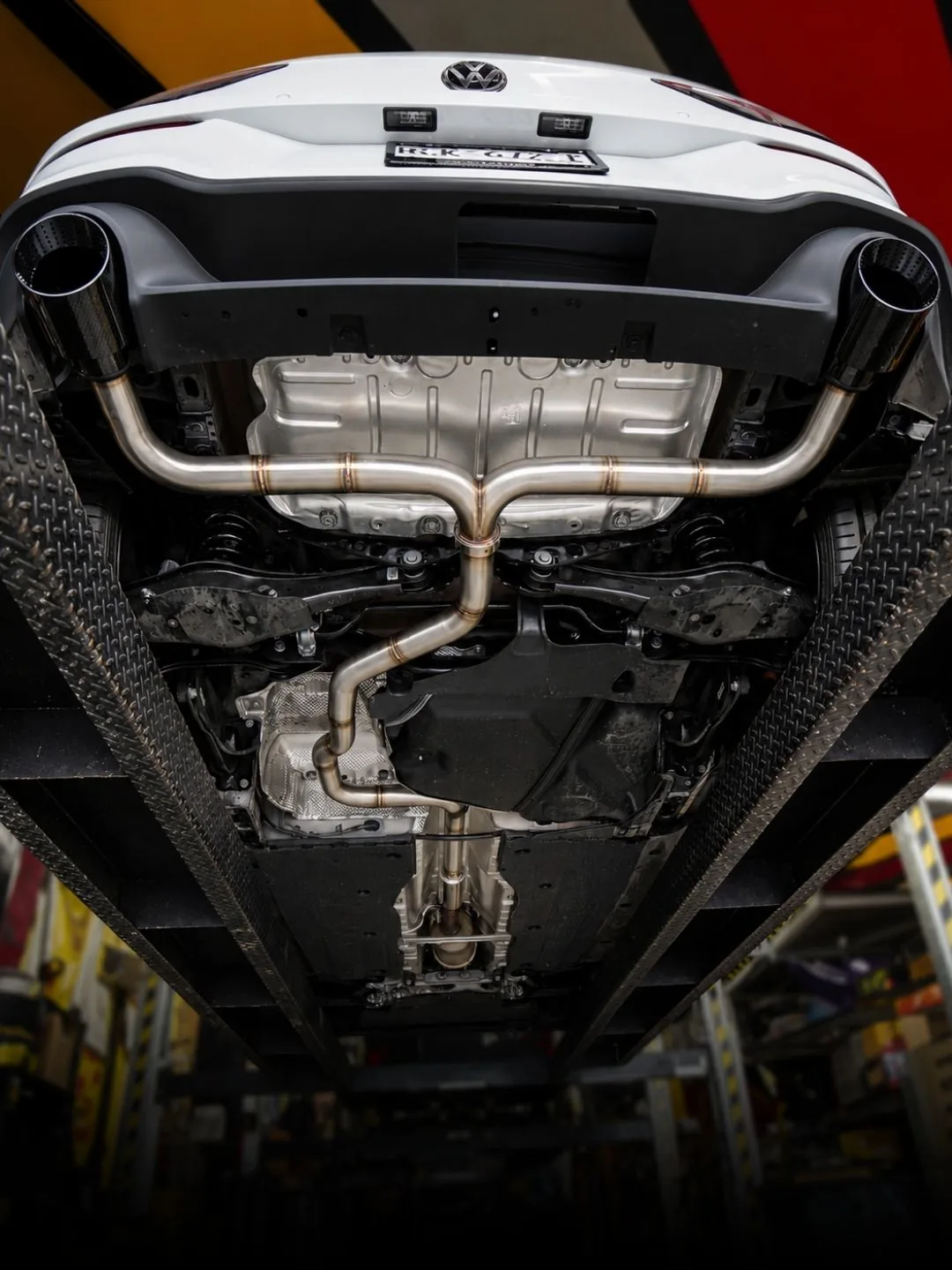 Sistema catback con salidas duales instalado en Volkswagen Golf GTI