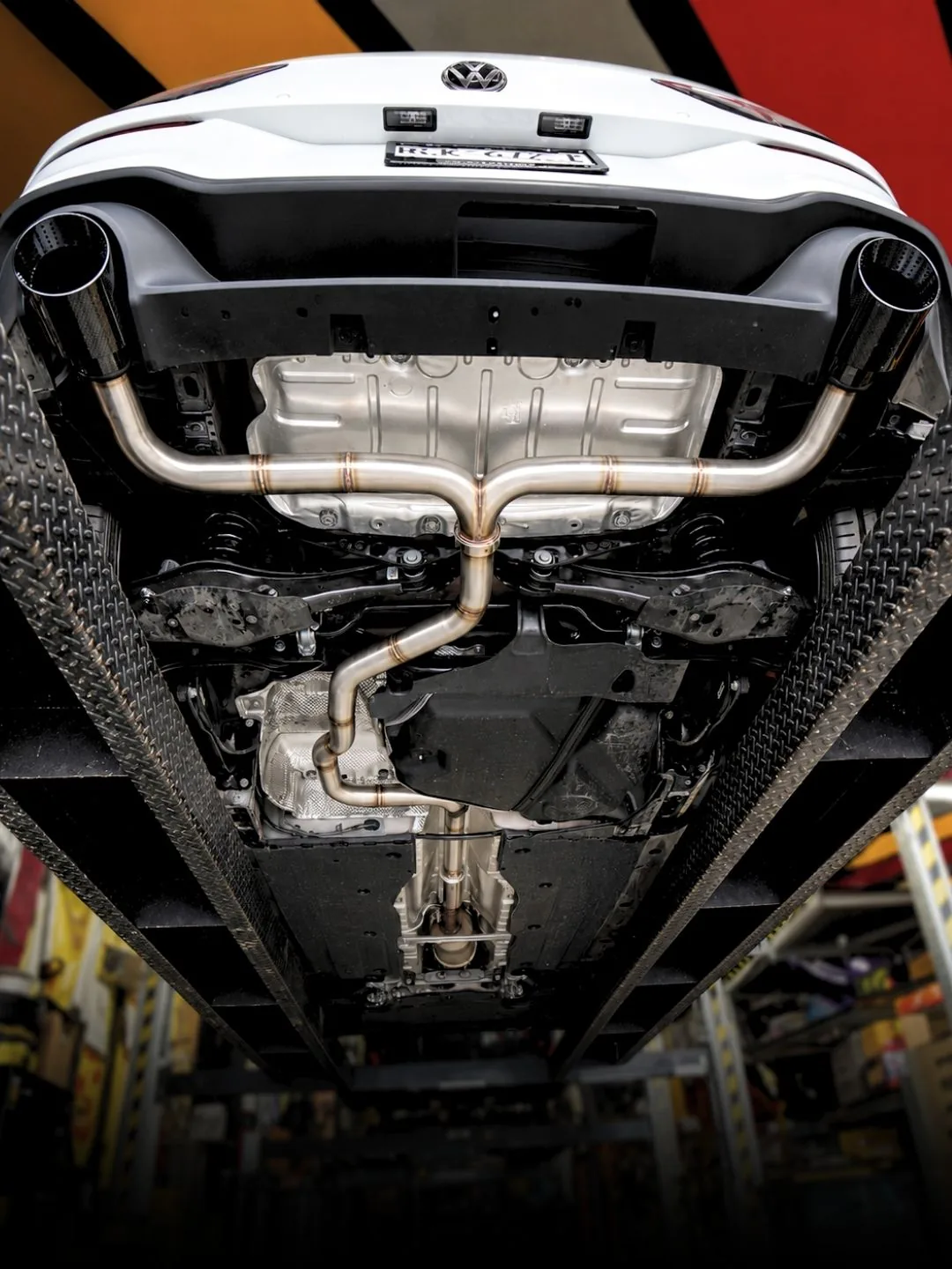 Sistema catback con salidas duales instalado en Volkswagen Golf GTI
