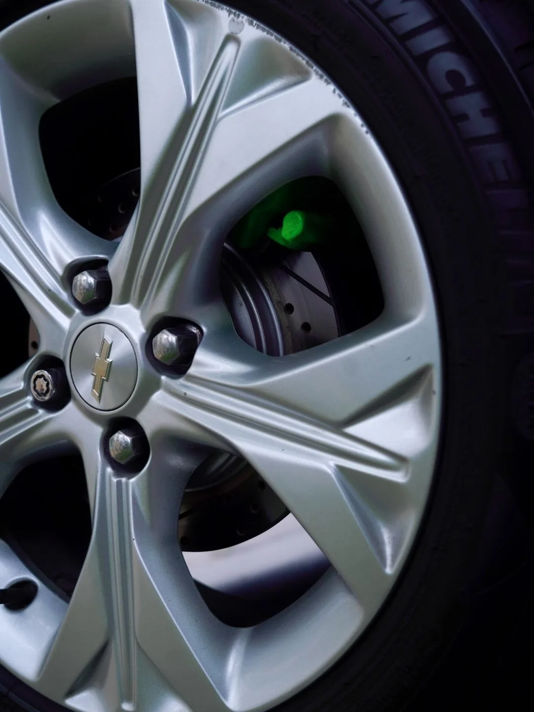Calipers pintados en verde de alta temperatura sobre Chevrolet Onix