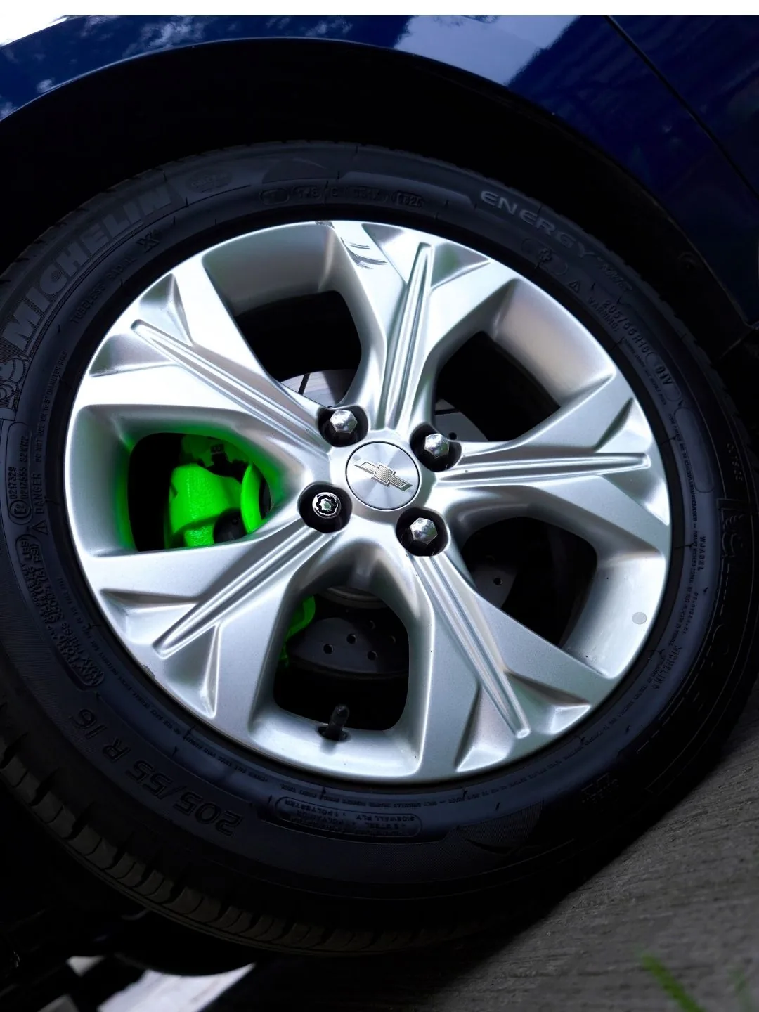 Calipers pintados en verde de alta temperatura sobre Chevrolet Onix