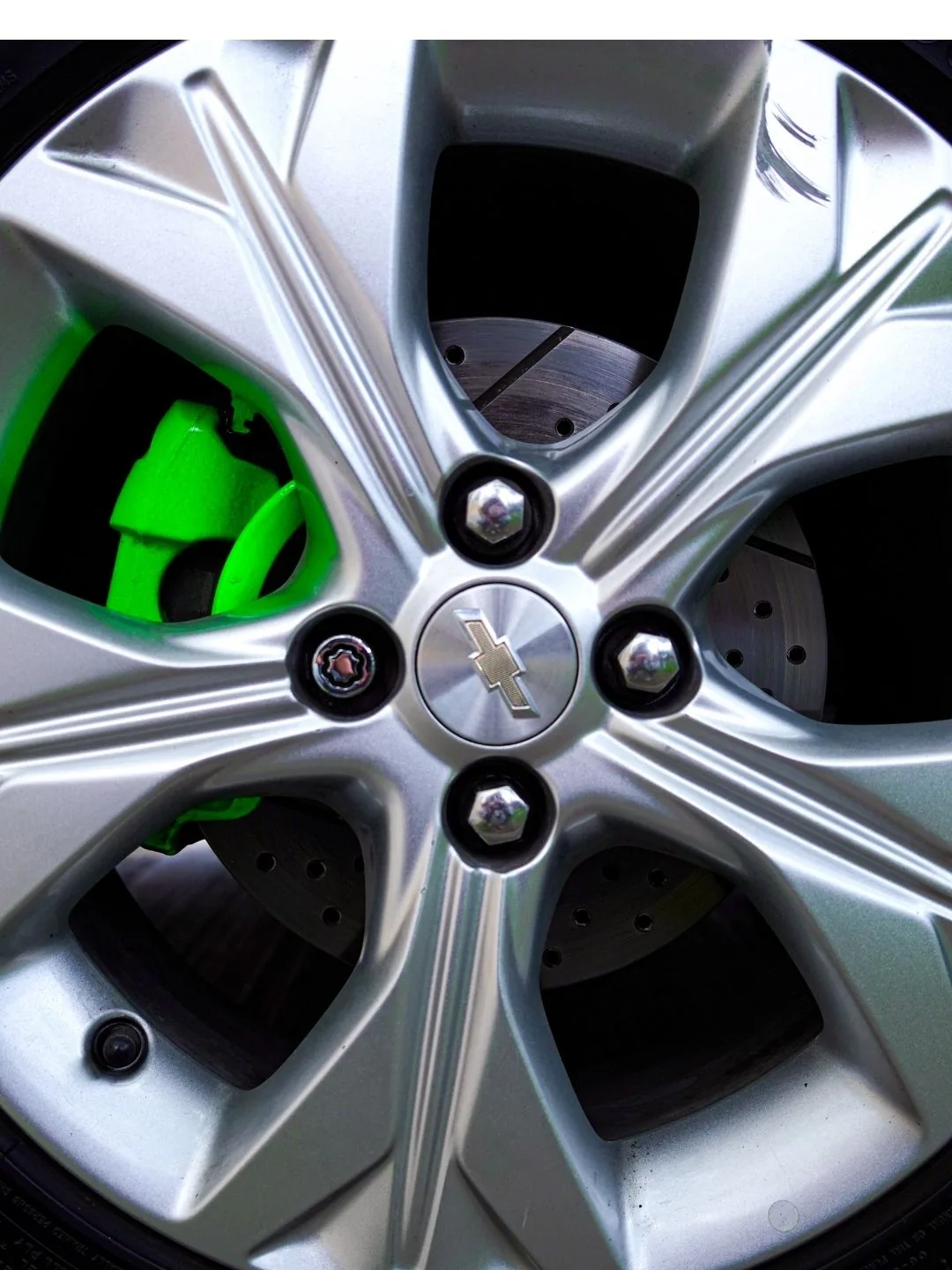 Calipers pintados en verde de alta temperatura sobre Chevrolet Onix