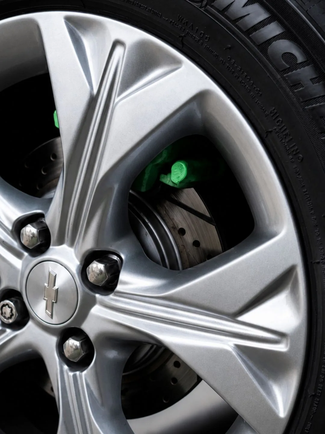 Calipers pintados en verde de alta temperatura sobre Chevrolet Onix
