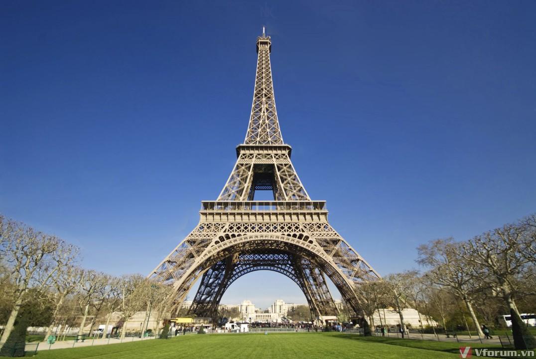 Điều nào sau đây không đúng về Tháp Eiffel ?