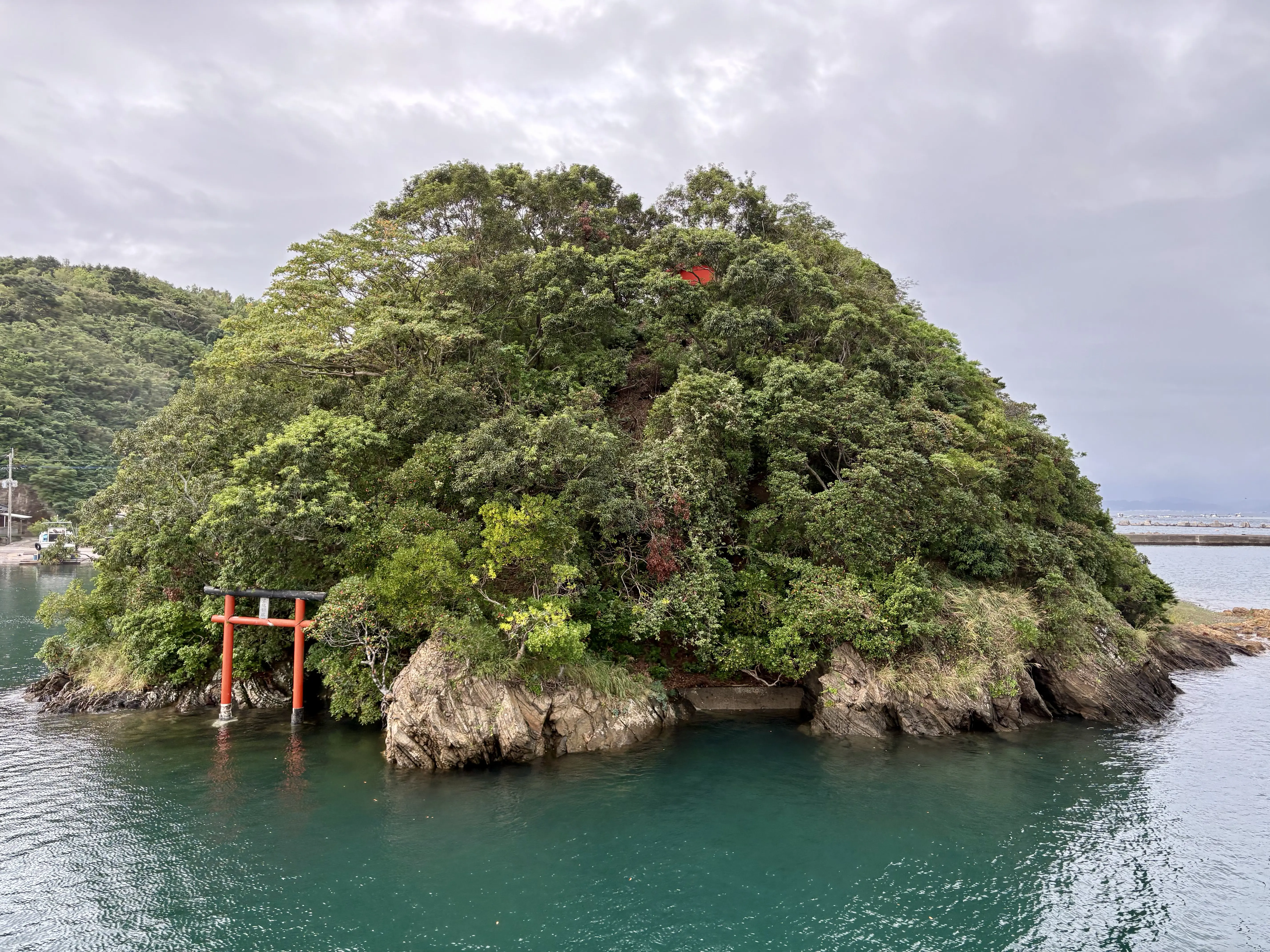 根占港近くの島。鳥居が建っているので神聖な島なのだろう