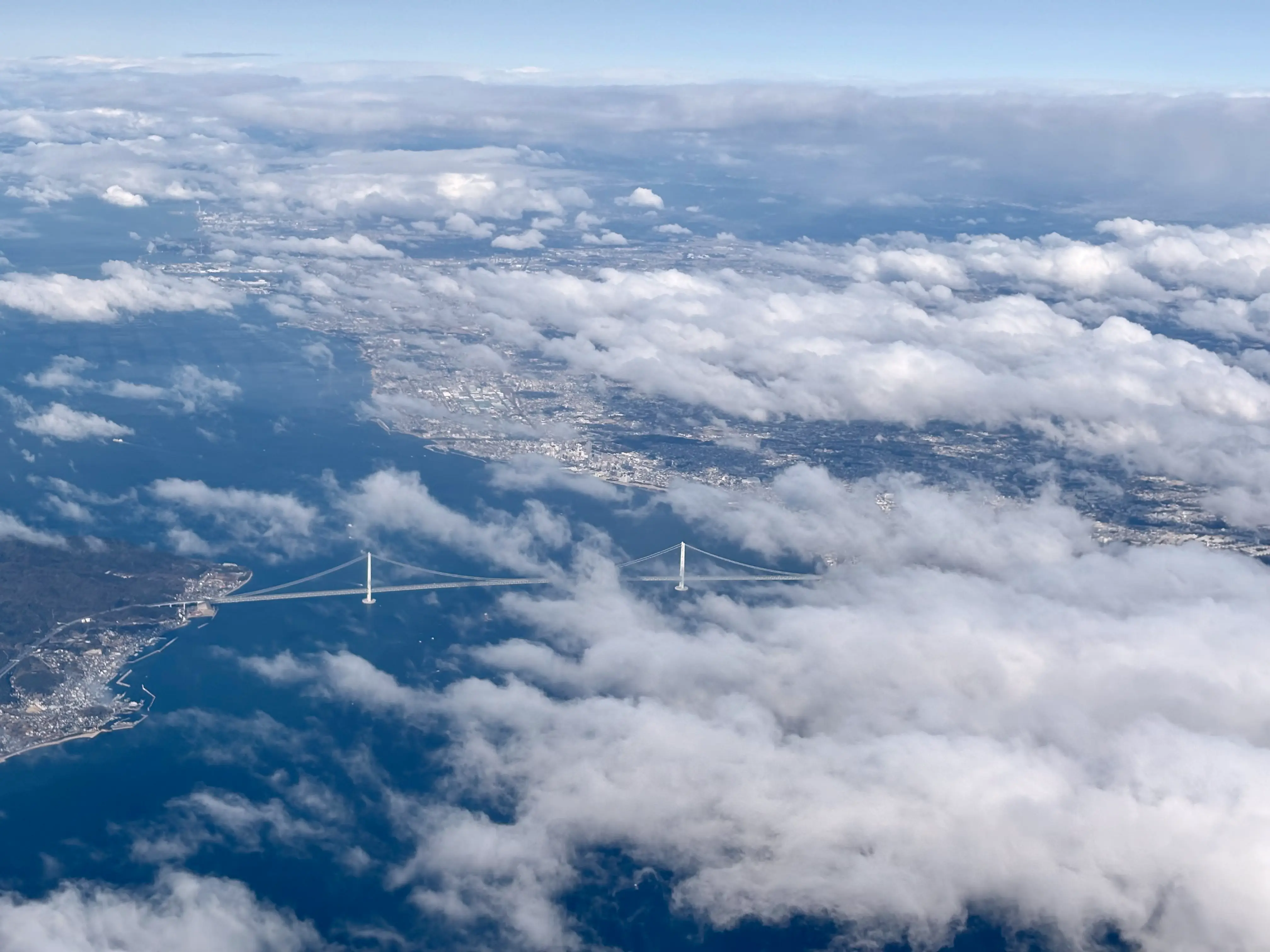 空中から見た明石海峡大橋