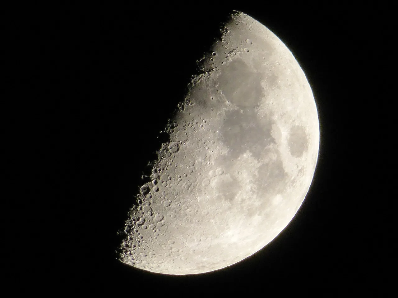 moon-588471_1280