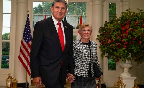 US Sen. Joe Manchin’s wife Gayle, who leads economic development group, hospitalized after car crash