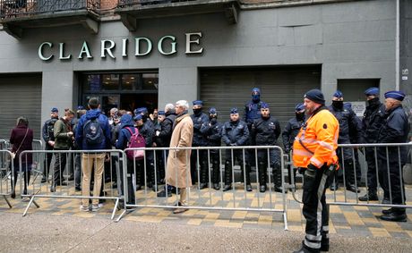 European far-right conference resumes a day after police in Brussels shut down the event