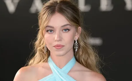 ‘Did They Get Bigger?’: Sydney Sweeney’s Sheer Silver Gown Steals the Night as Fans Zoom In on Every Angle