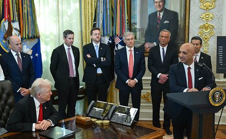 ‘LOOK at RFK’s FACE. PRICELESS’: Trump Refuses to Stand During His Cabinet’s Long Updates — and a Slick Camera Finally Caught Why