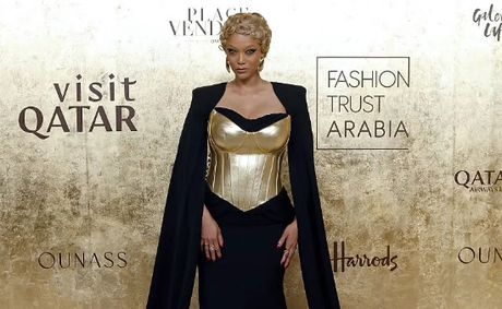 Tyra Banks Delivers Old-Hollywood Glam In Dramatic Gold Corset Look At The Fashion Trust Arabia Awards