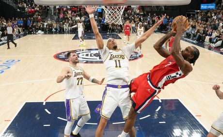 Leonard Scores 32 to Lead Clippers to 103-88 Win Over Lakers; Snapping Five-Game Slide