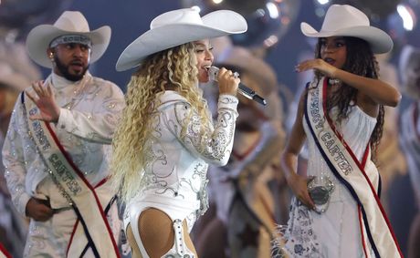 ‘She Just Stole Her Show’:  A White Country Star Is Accused of Stealing Beyoncé’s Performance — and Fans Say the Audacity Is Wild