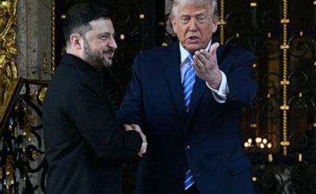 Volodymyr Zelenskyy arrives at Mar-a-Lago for peace talks with President Trump