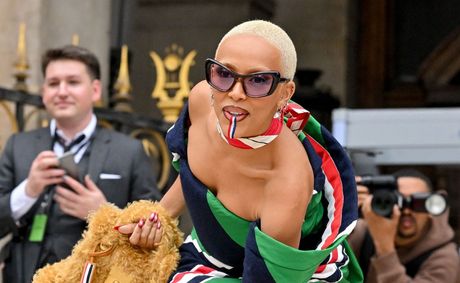 Doja Cat Deep Throats Microphone During Stunt At Seoul Concert