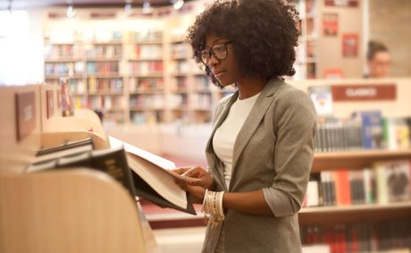 The Psychology of Eyewear Confidence: How Glasses Transform Entrepreneurial Self-Perception and Performance