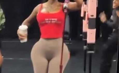 God’s Gift or the Surgeon’s Invoice? The ‘net is Fighting Over What Summer Walker’s ‘Workin’ With’ | LOOK