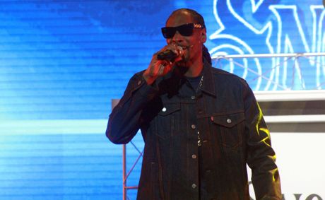 Snoop Dogg drops censored F-bomb at Golden Globes 2026