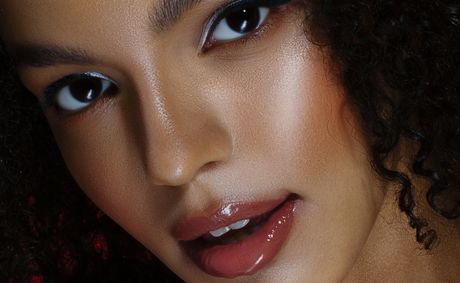 Plumping lip gloss hides 5 ingredients you should avoid