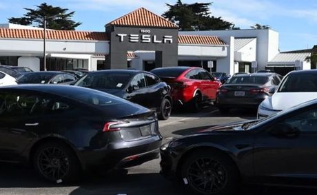 Tesla discontinues Model S and X for robot production