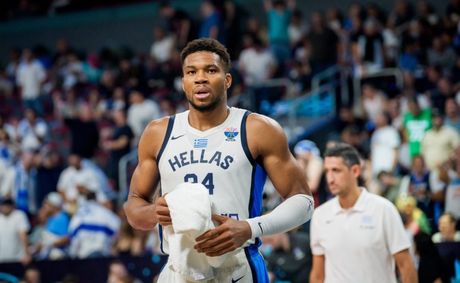 4 NBA teams battle fierce for Antetokounmpo before deadline