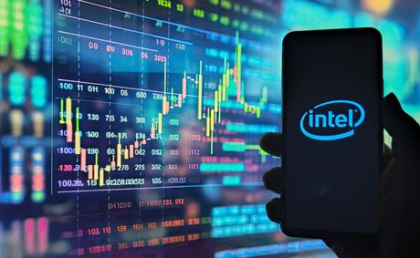 Intel climbs 3% despite massive insider selling warning
