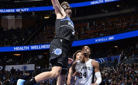 Spurs dominate Kings behind dominant big man performance