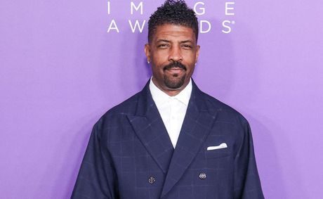 Deon Cole’s Nicki Minaj & Donald Trump Jokes Ignite Death Threats From MAGA & Barbz