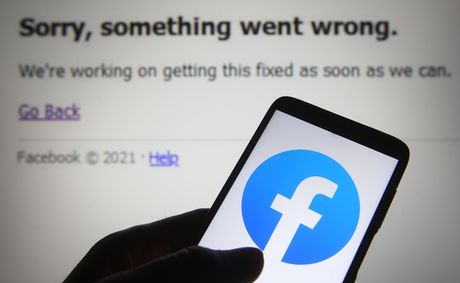 Facebook is down and thousands of users cannot log in