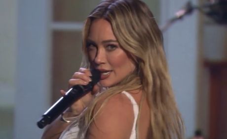 Social Media Erupts Over Hilary Duff’s ‘Roommates’ Performance as Fans Joke She’s “Hilary Houston”