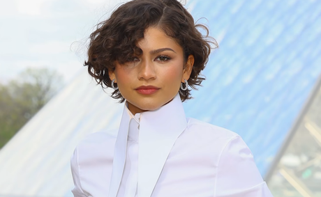 Zendaya crashes a Vegas wedding — and signs the papers