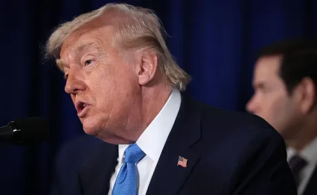 ‘Looks Nothing Like Him’: Trump Unveils New Mar-a-Lago Bust After War Claim, Viewers Zoom In on Brutal Side-by-Side and Roast His Hair and Body